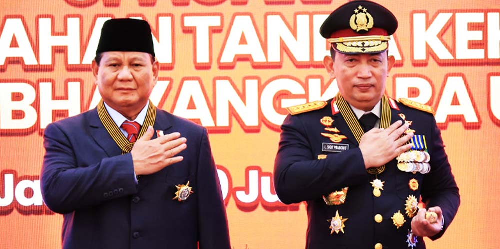 Kapolri Hadiahkan Bintang Bhayangkara Utama ke Menhan Prabowo atas Kerjasama Amankan NKRI