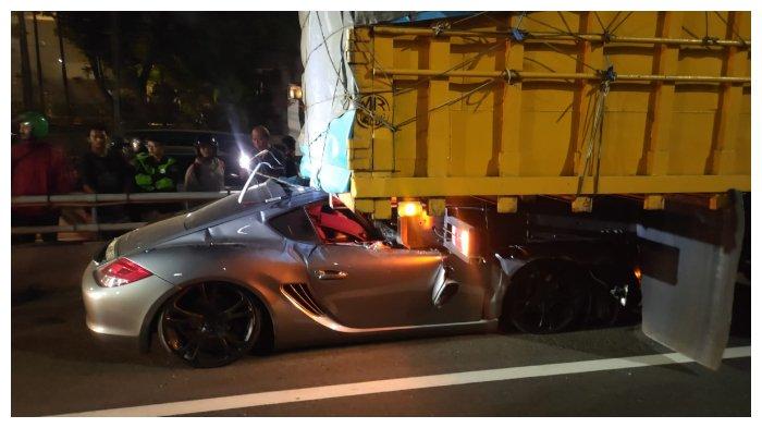 Porsche Cayman Hantam Truk hingga Terseret 150 Meter, 1 Orang Tewas 1 Orang Alami Trauma