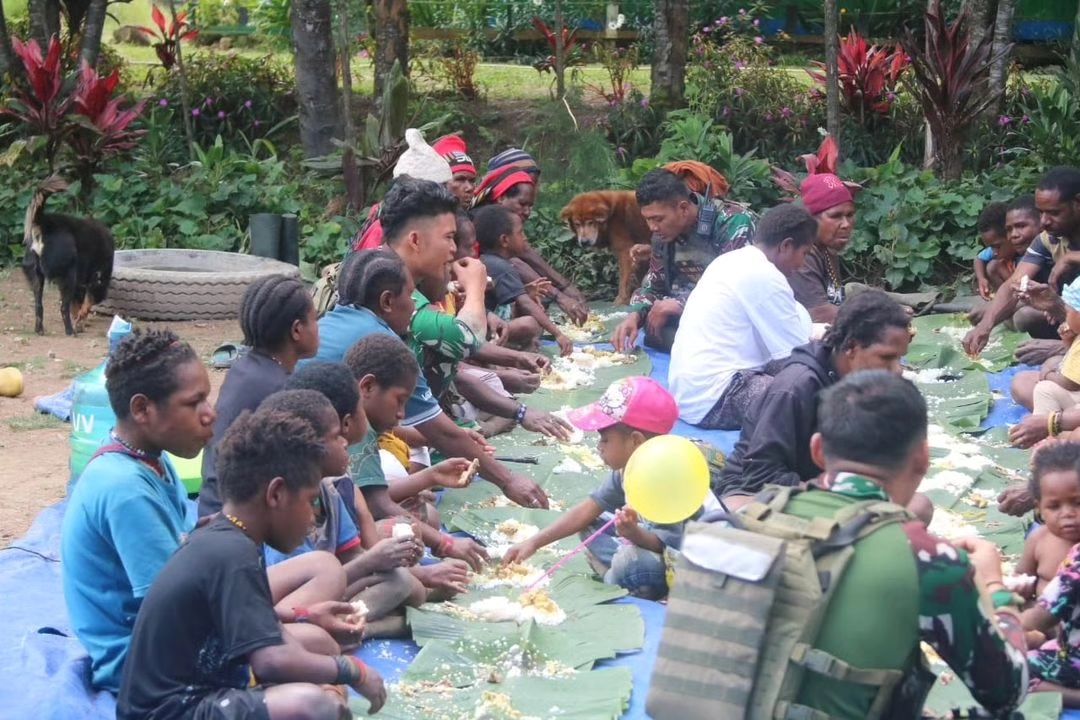 Bangun Chemistry dengan Masyarakat Kampung Kago, Prajurit Buaya Putih Gelar Makan Bersama